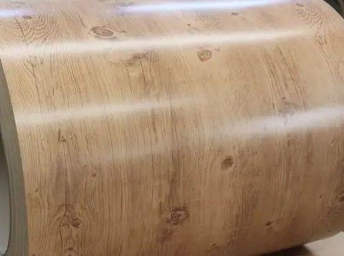 Tolerancia personalizable ± 1% de grano de madera bobina de aluminio pre-pintada para paredes cortinas